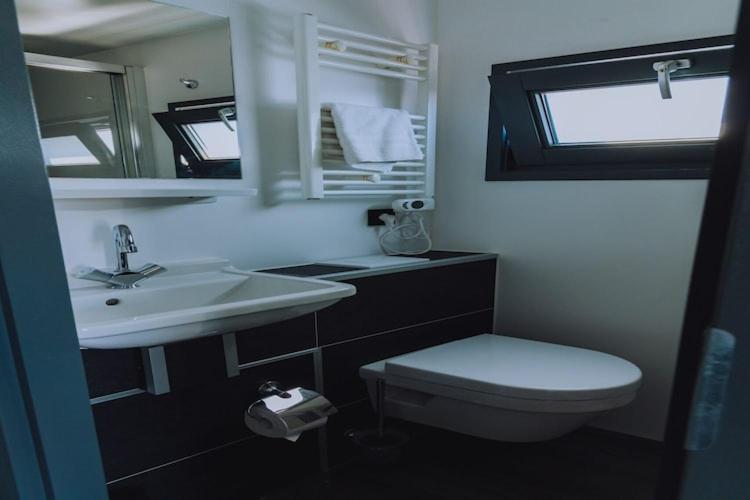 Modern Houseboat With Air Conditioning Located In Marina Uitgeest Eksteriør billede